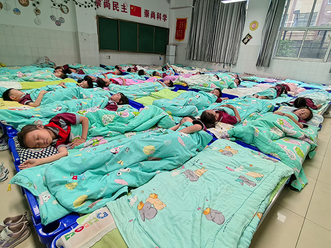 安装护眼灯，午休“趴睡”变“躺睡” 德州学生舒服多了