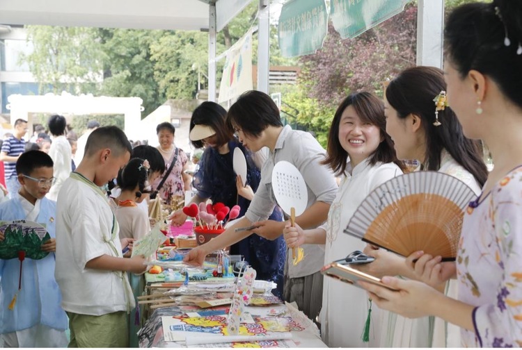 成都市青羊区庆“六一”暨“家庭文化”进校园活动举行_fororder_同学们打卡古风集市 供图 成都市青羊区委宣传部