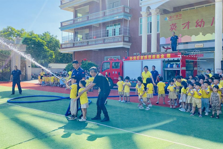 福建晋江东石镇消防队陪伴幼儿园小朋友欢度“六一”_fororder_图片3