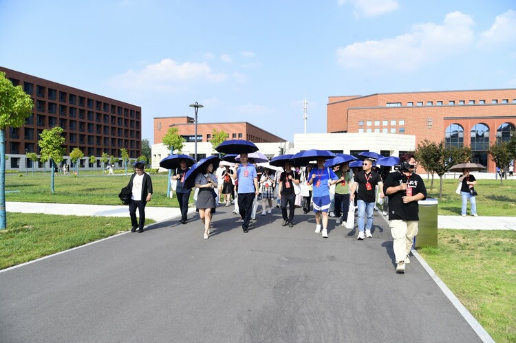 校企如何“合作双赢”？看中原科技学院如何让专业的“鞋”更适合产业的“脚”