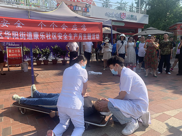 （张）泸州江阳：开展“人人讲安全·个个会应急”安全生产月应急演练_fororder_4、医疗人员抢救伤员