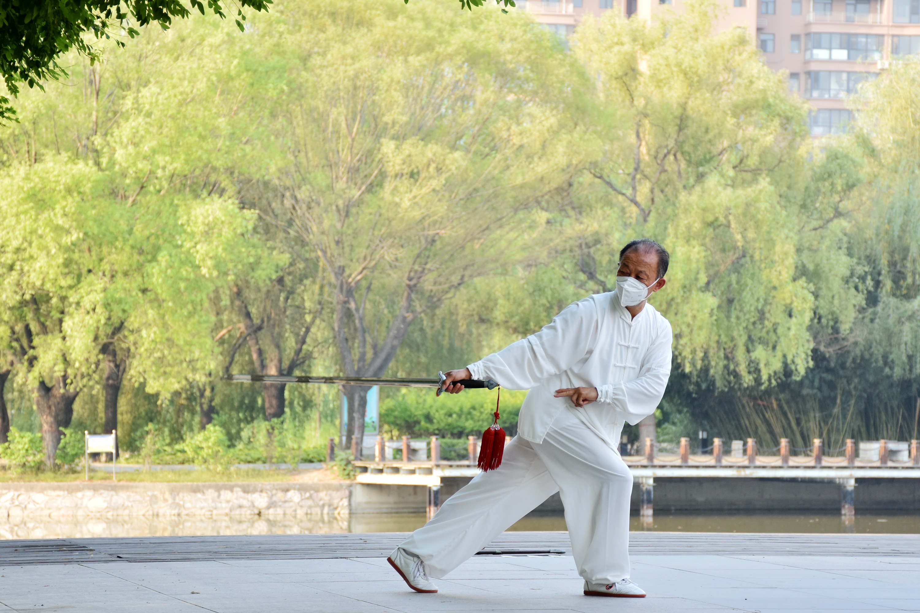 图片默认标题_fororder_市民在清苑公园打太极拳。赵琪摄.JPG