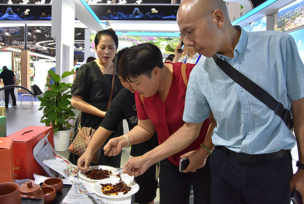 （张）自贡市荣县组织企业参展第十九届西博会_fororder_4观众品尝冷吃兔