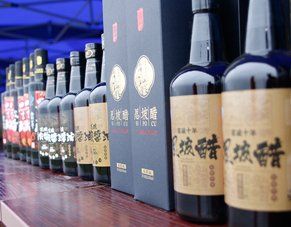 （张）2023环宜宾(翠屏·思坡)团体计时自行车赛在宜宾翠屏区思坡镇举行_fororder_展销的思坡醋-摄影-高学兵