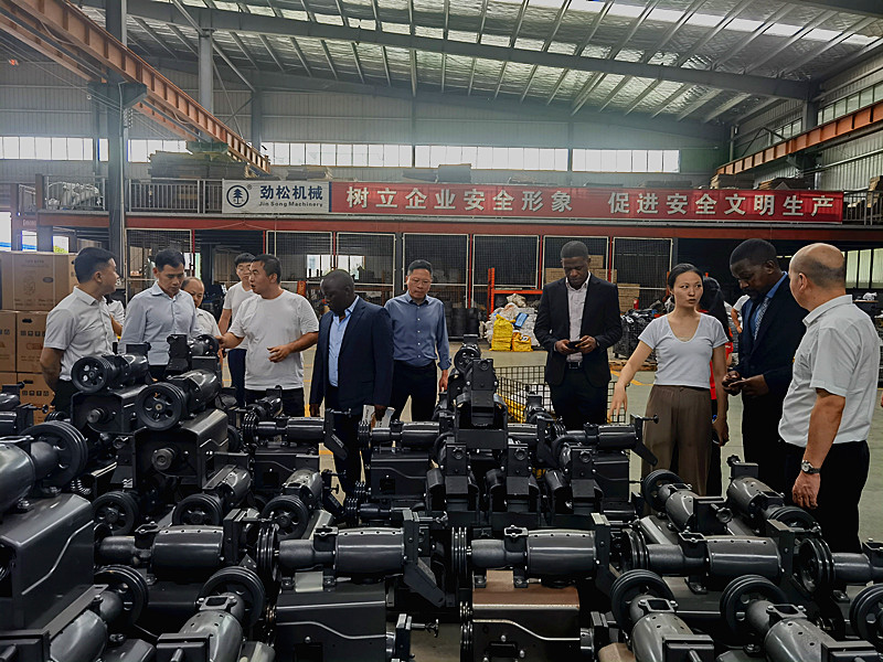 7名非洲国家经贸代表团成员走进湖南双峰考察农机项目_fororder_图片1