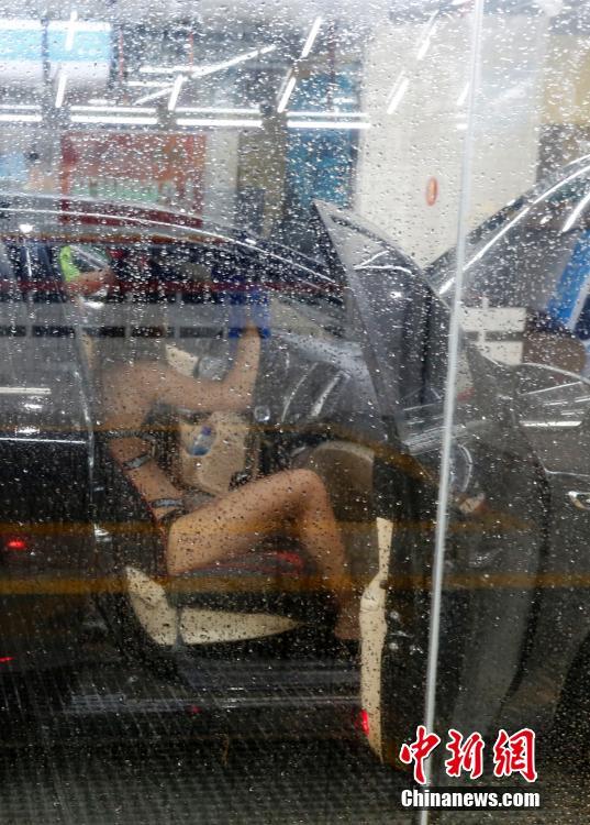 海南三亚街头现比基尼美女洗车