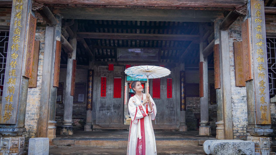 “云说壮美 钦州正当红”｜土耳其网红达人穿汉服打卡“广西楹联第一村”_fororder_图片4