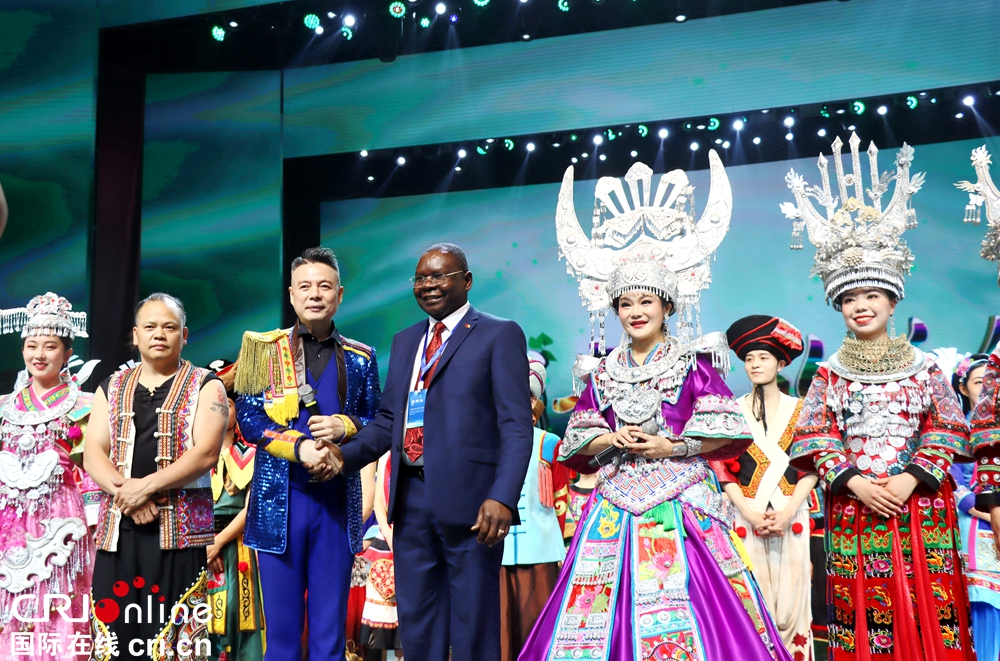 On Journey of Pursuing Green Development, More than 20 Diplomats in China Embarks on a Trip to Experience Colorful Ecological Civilization of Guizhou_fororder_图片4
