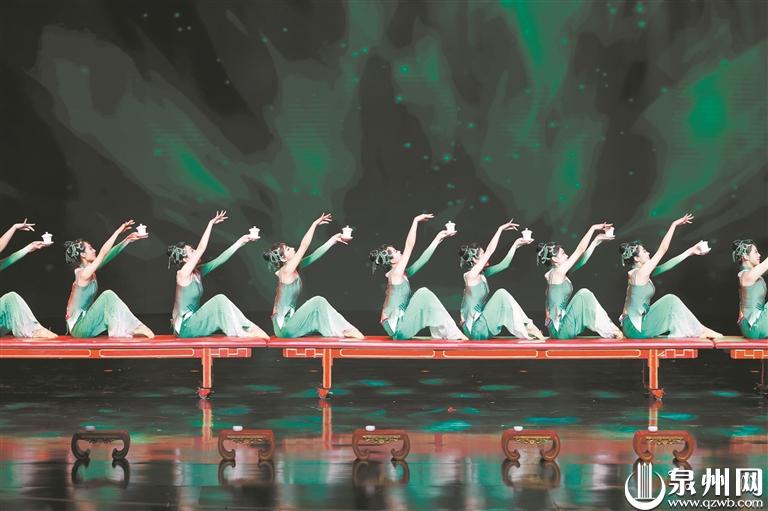 “超低满月”现身泉州天宇