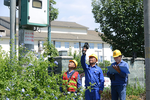 国网四川电力286支应急队伍24小时护航高考_fororder_保电人员对涉及双考考点等重要场所的线路开展红外测温--摄影--李红燕