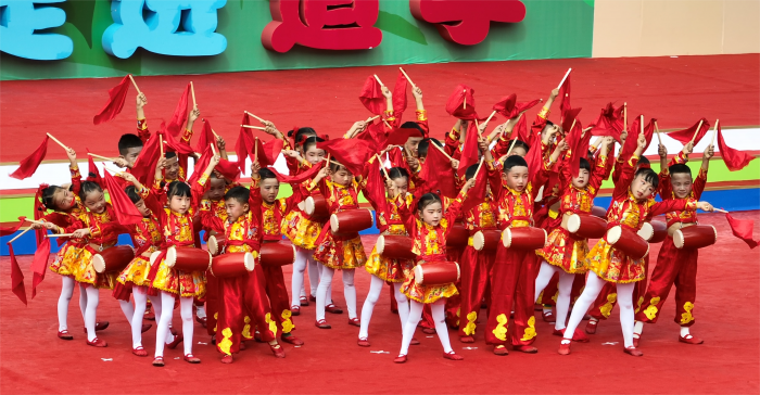 （转载）欢歌踏舞颂党恩 央视“大手牵小手 走进甘孜”文艺演出完成录制