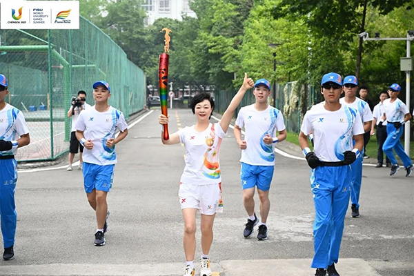 大运会火炬传递成都站第84棒，她来了！_fororder_陈岚-供图-成华区委宣传部_1_