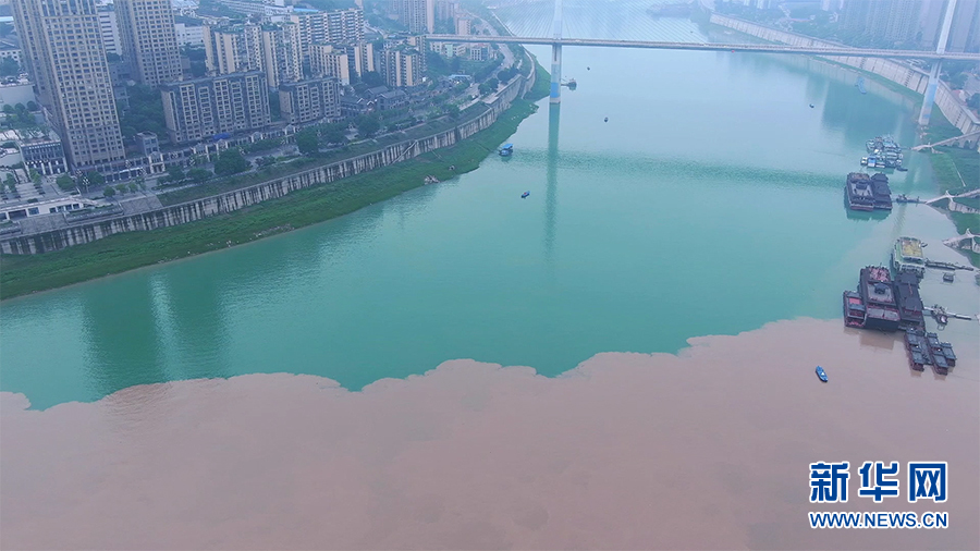 重庆：长江乌江交汇处形成“鸳鸯锅”景观