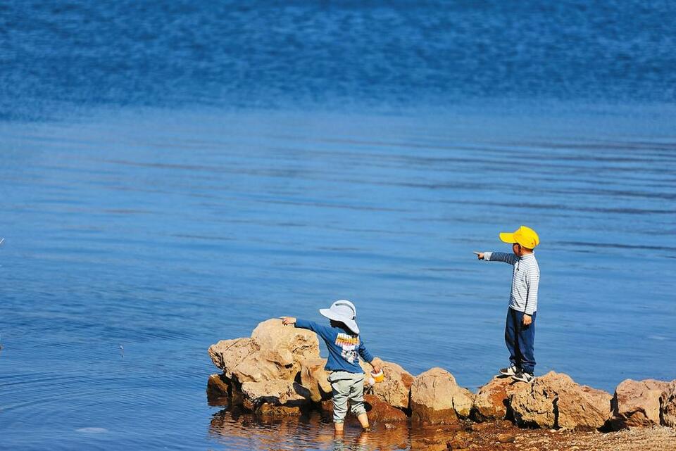 玉溪澄江：散步抚仙湖畔 感受清凉一夏_fororder_f927e