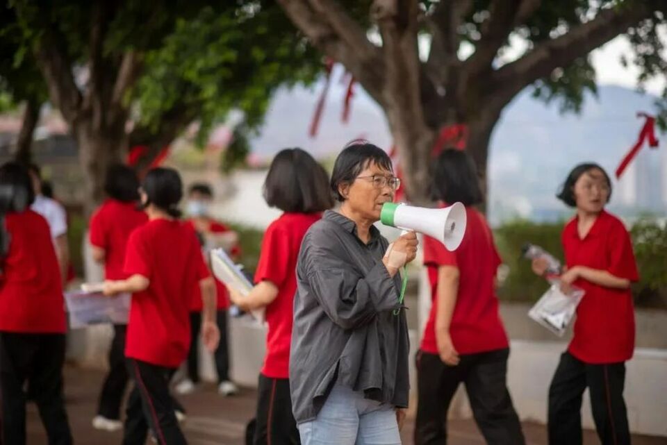 连续13年送考，张桂梅的故事，这次又让人泪目了……
