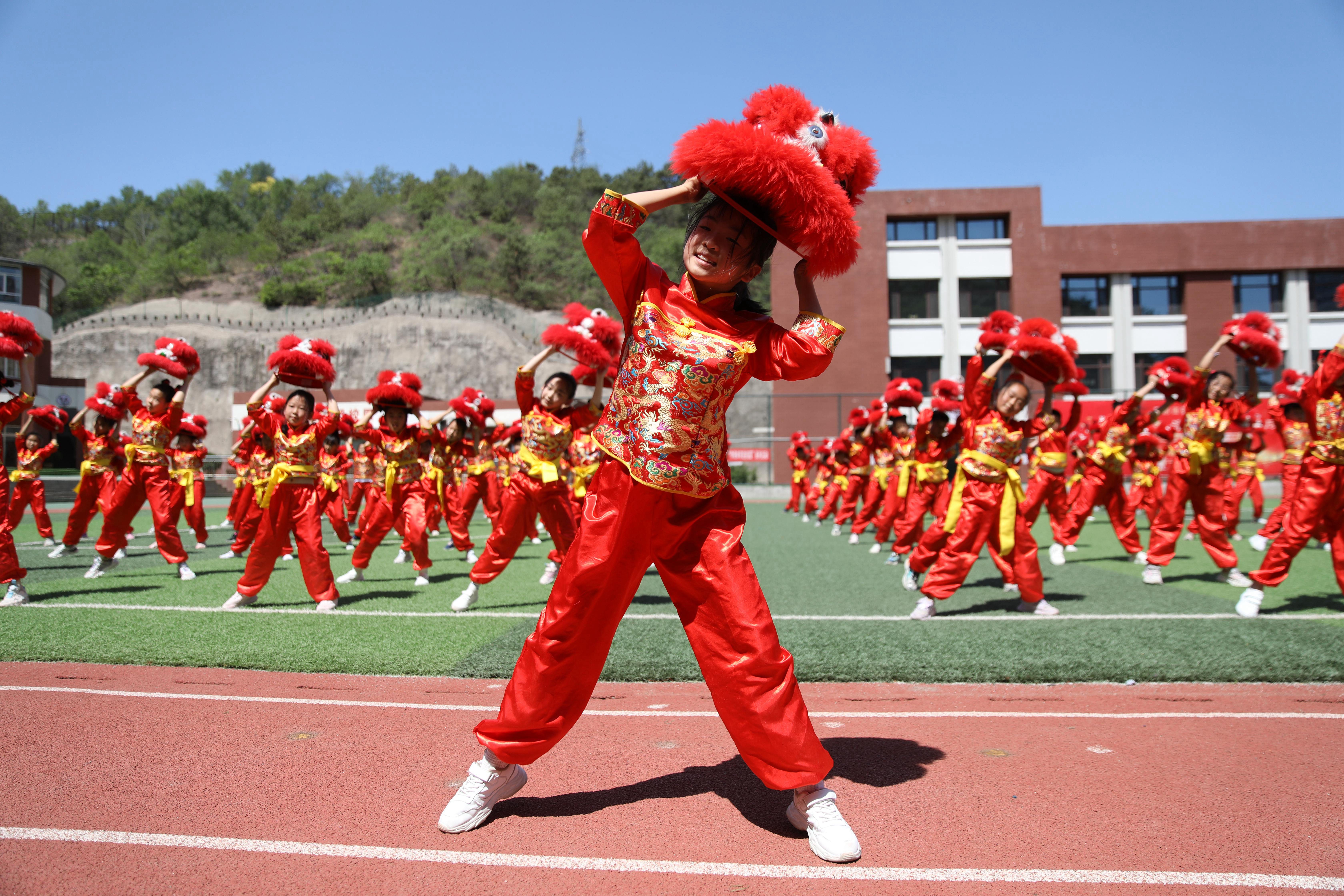 图片默认标题_fororder_图3：图为石洞子沟小学的学生们在大课间舞狮。刘环宇 摄