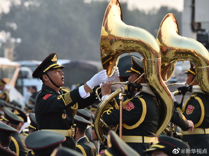 新中国阅兵史上最大规模军乐团亮相国庆70周年庆祝活动现场