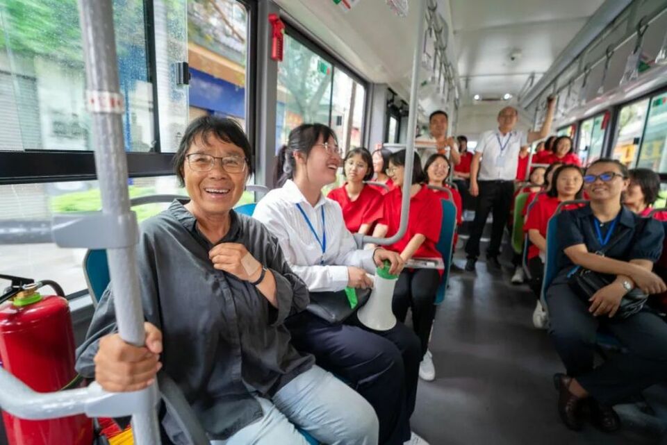 连续13年送考，张桂梅的故事，这次又让人泪目了……