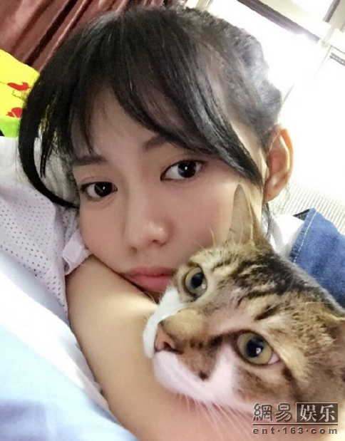 焦恩俊为女儿庆生 大眼美人相貌出众