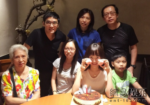 焦恩俊为女儿庆生 大眼美人相貌出众