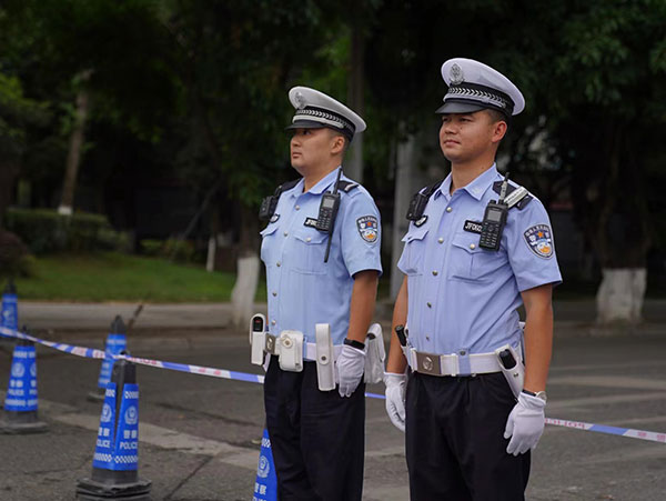 德阳广汉：护航高考 莘莘学子对民警真情告白_fororder_微信图片_20230609104413