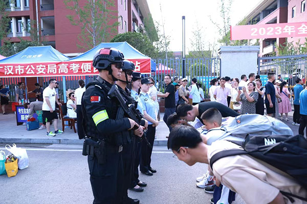 德阳广汉：护航高考 莘莘学子对民警真情告白_fororder_学生向执勤民警鞠躬