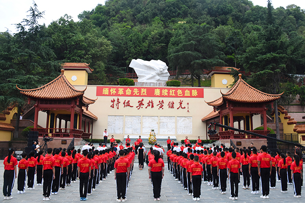 （张）四川省万名青少年夏令营主营暨德阳市分营在中江县开营_fororder_向革命烈士敬献花篮仪式