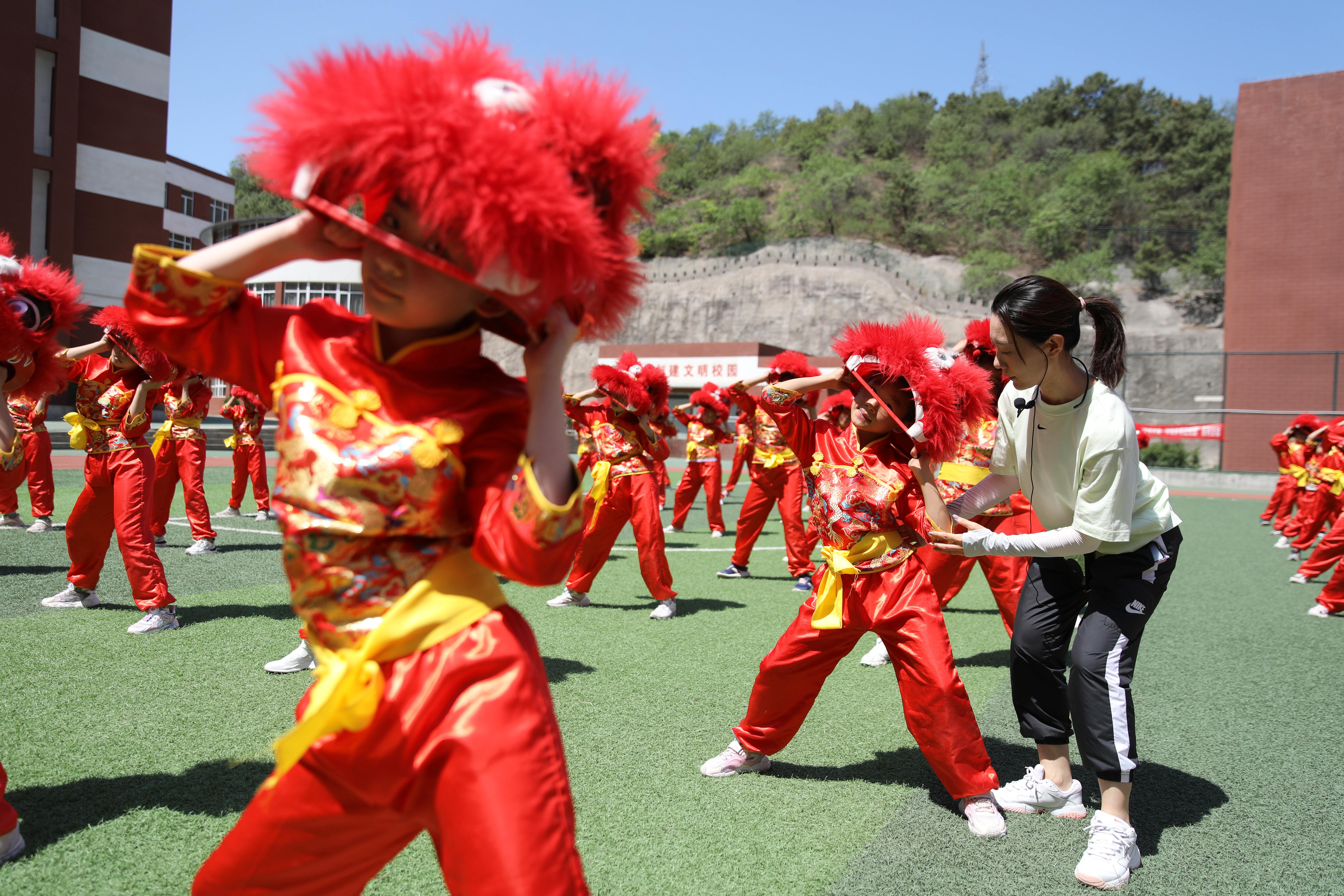 图片默认标题_fororder_图4：图为石洞子沟小学的老师在教同学们舞狮。刘环宇 摄