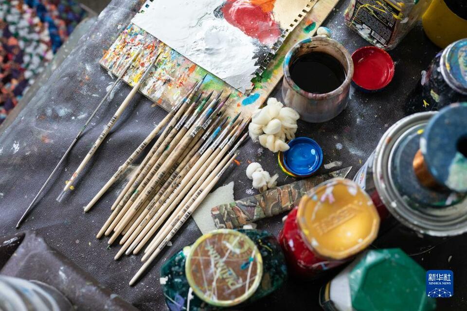 俄罗斯:制作巴扬手风琴-国际在线