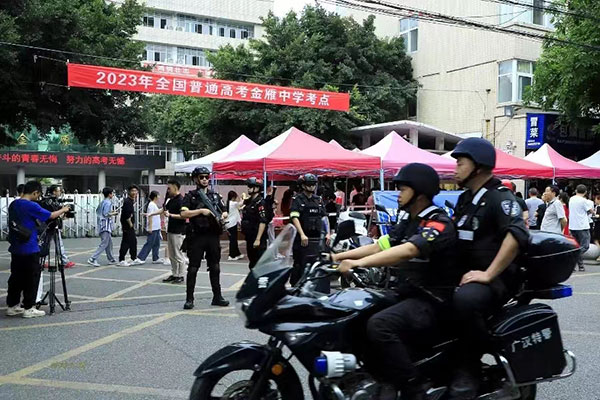 德阳广汉：护航高考 莘莘学子对民警真情告白_fororder_微信图片_20230609104352