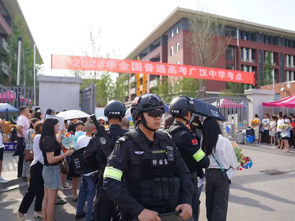 德阳广汉：护航高考 莘莘学子对民警真情告白_fororder_微信图片_20230609104359