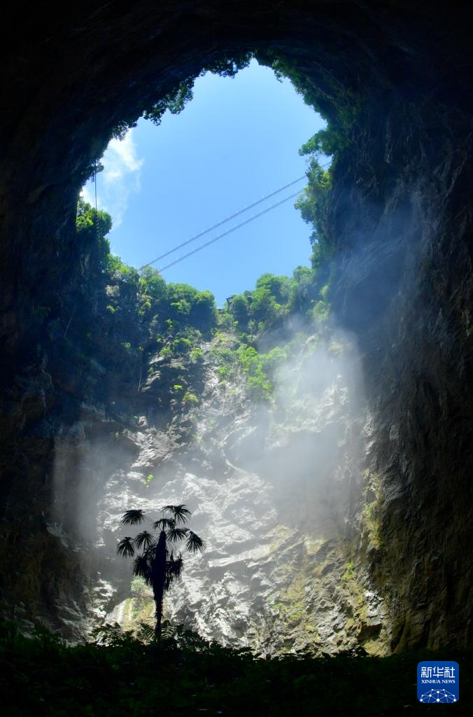 湖北宣恩：雾绕天坑生态美