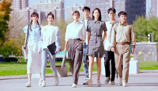 大学校园剧《大三女生》热播 类人足球机器人、沈阳鸡架成热门话题_fororder_1
