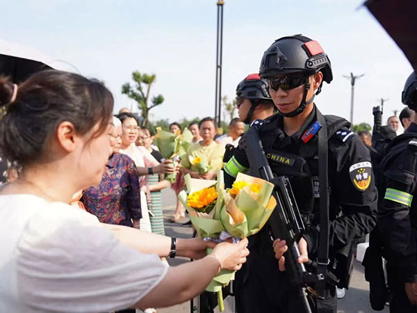 德阳广汉：护航高考 莘莘学子对民警真情告白_fororder_家长向执勤民警鲜花