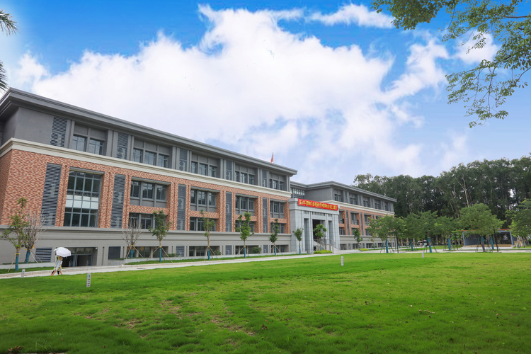 【发教育频道+新闻频道】广东外语外贸大学2023年招生政策：招生5300人 广东省院校专业组优化细分 翻译专业合作办学项目首次招生 培养高端复合型、复语型人才_fororder_第一教学楼
