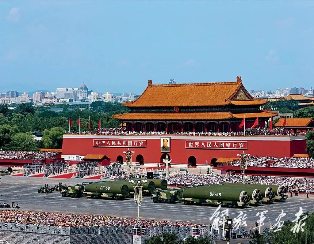回顾新中国14次国庆阅兵，每个瞬间都是国人记忆中的经典