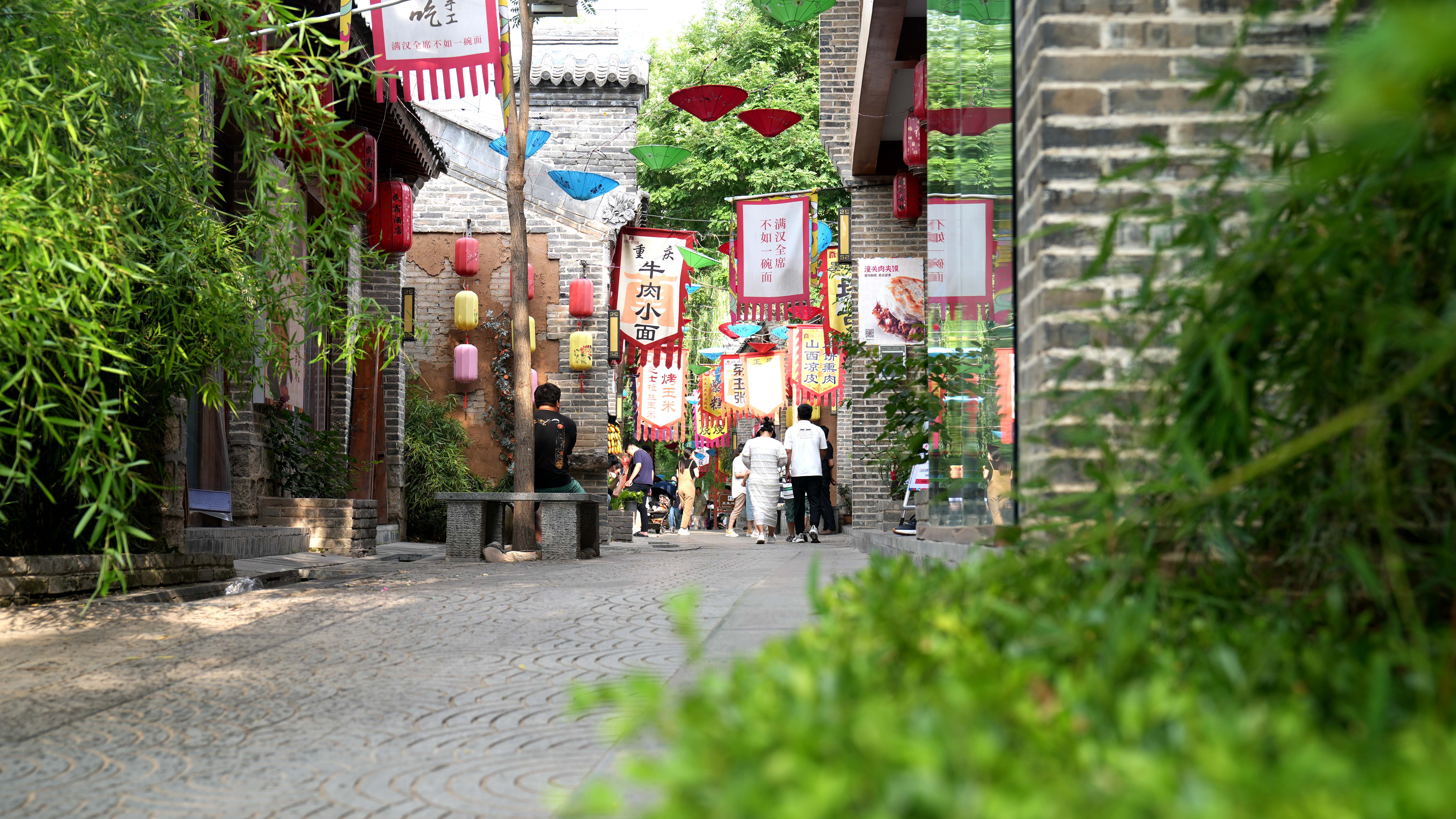 图片默认标题_fororder_游客穿梭在唐尧古镇游览美景.JPG