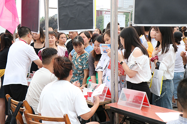 （张）招聘夜市“开张” 企业“挑灯觅才” ——德阳什邡市2023年“夏夜如火·求贤若渴”现场招聘会_fororder_mmexport1688951032364-2