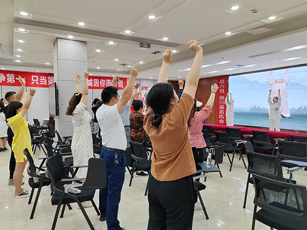 （张）泸州江阳：弘扬中医优秀传统文化 积极推进全民健身运动_fororder_（“学传统中医文化-练五禽古法健身”活动中护士结合视频进行五禽戏的全程动作展示，居民跟随练习-图春景-王欣烁）