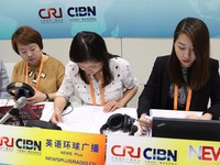 国际台英语直播团队对记者会进行直播