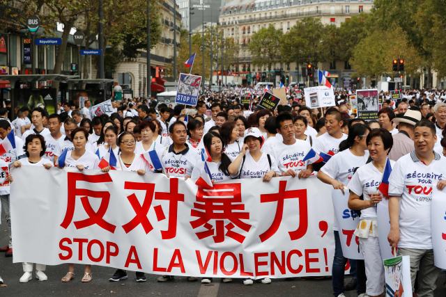 “反暴力要安全” 万余法国华侨华人大游行