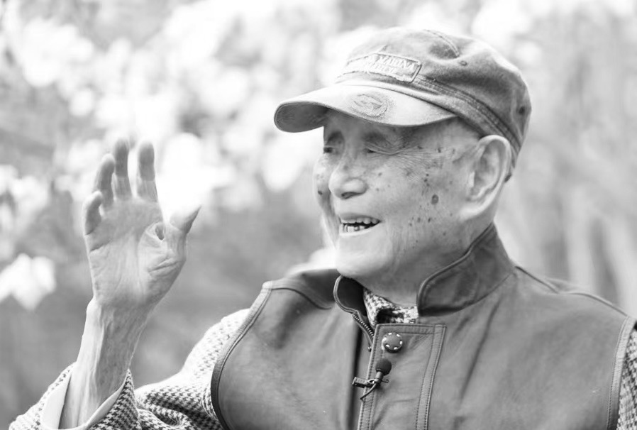 他一定是去寻找“比我老的老头”了，难忘黄永玉生前最后一次采访
