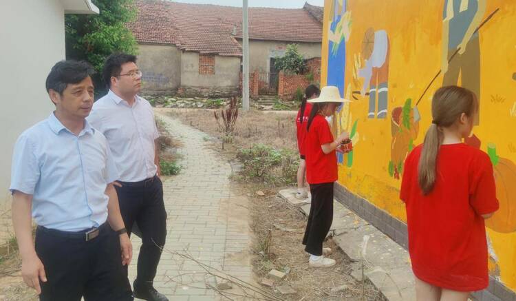 湖北商贸学院师生走进黄土岗村：用艺术墙绘助力乡村振兴