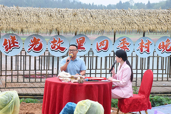 德阳中江：夏季“村晚”奏响文旅争先奋进曲_fororder_中江县文旅局局长李金勇推介中江“七个一”文旅品牌