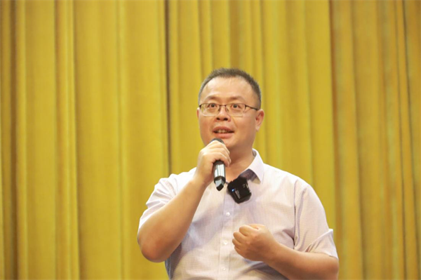 外籍院士李新德教授在重庆移通学院讲述元宇宙与机器人_fororder_图片1