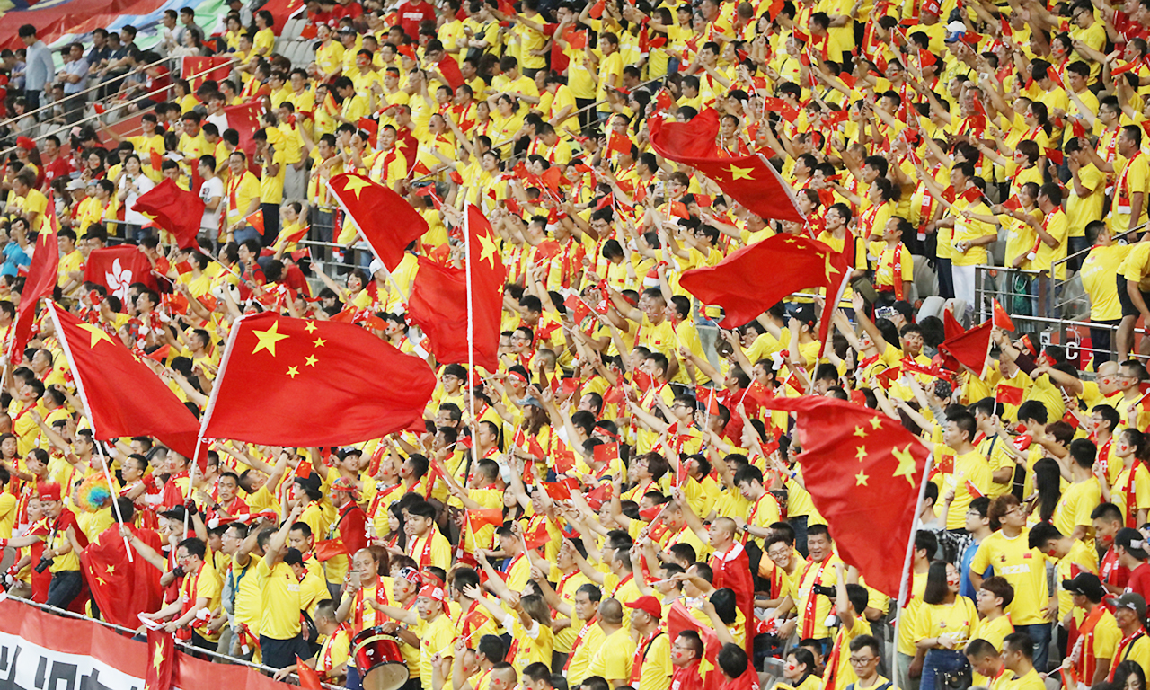 国足最美女粉丝!中国球迷1举动向日本学习