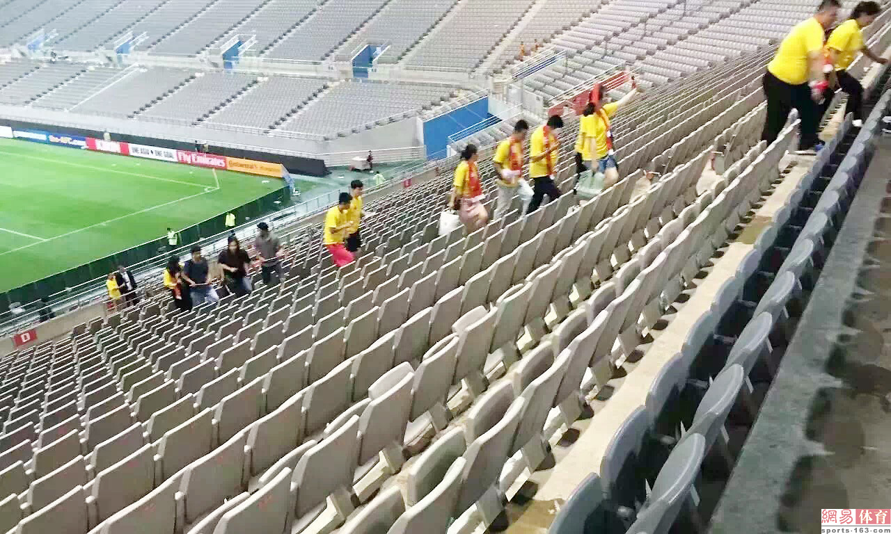 国足最美女粉丝!中国球迷1举动向日本学习
