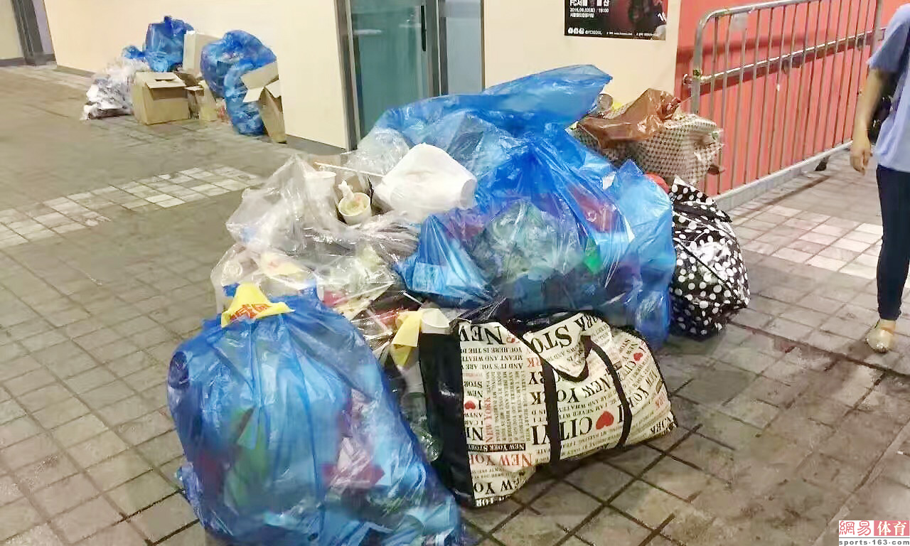 国足最美女粉丝!中国球迷1举动向日本学习