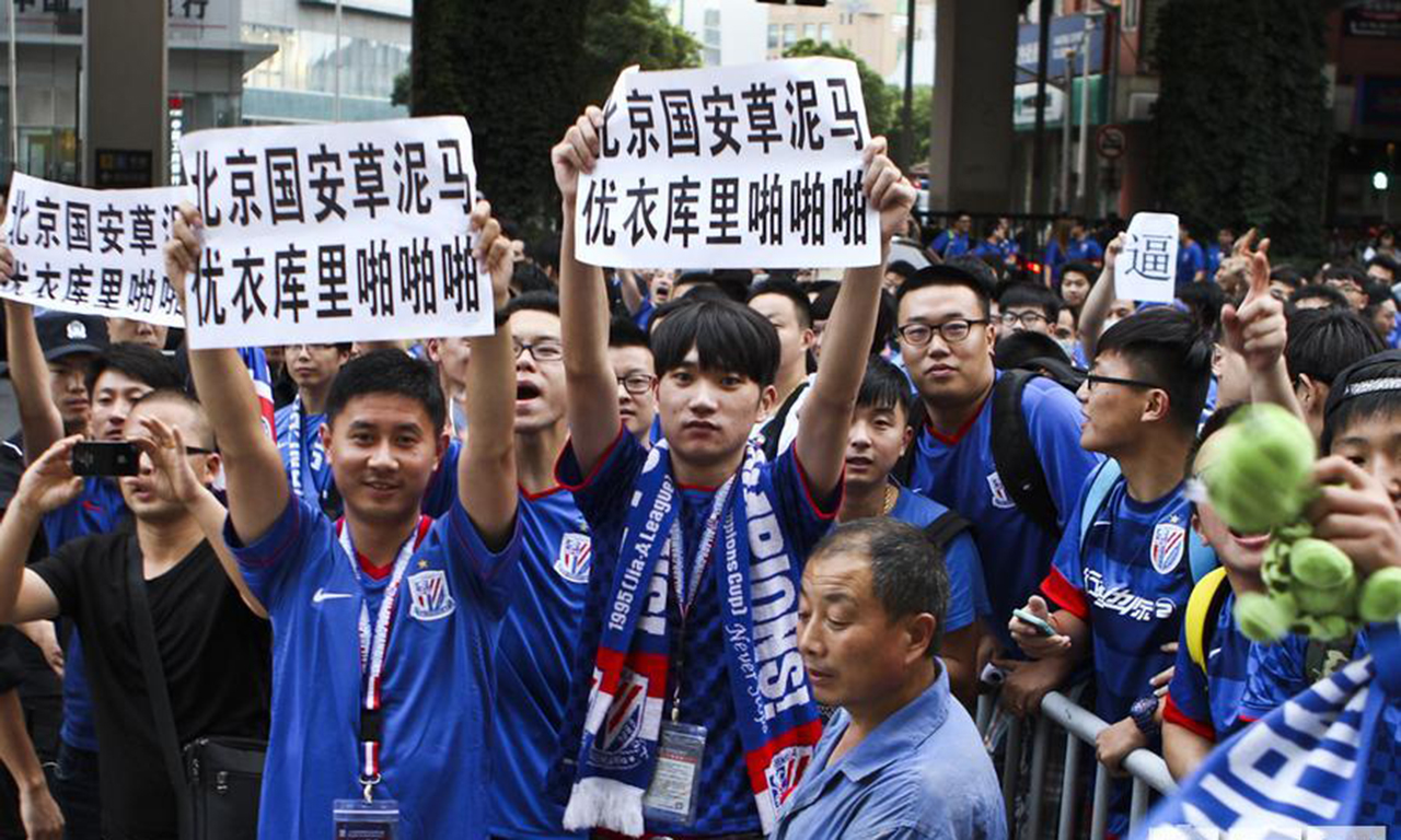 国足最美女粉丝!中国球迷1举动向日本学习