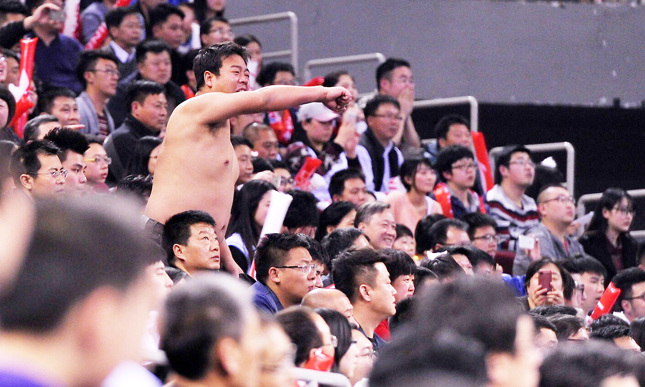 国足最美女粉丝!中国球迷1举动向日本学习